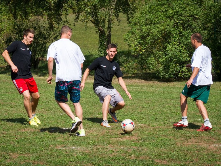 Sport: vier Männer beim Fußball-Spielen